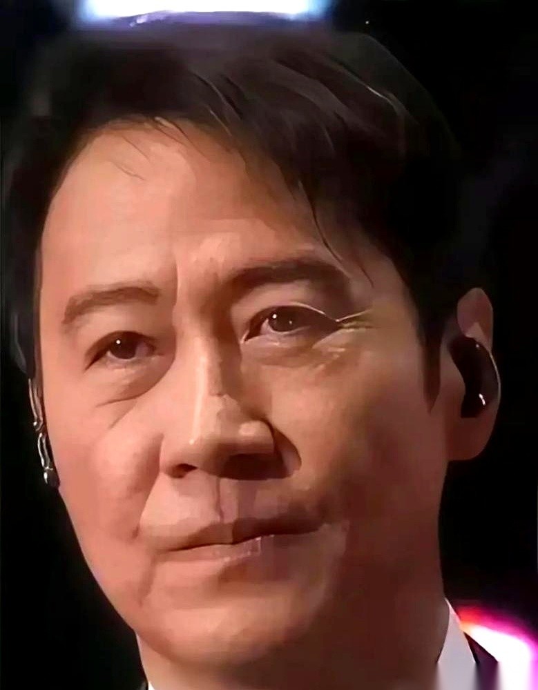 刘德华还在啃白水煮鸡胸肉，郭富城一身腱子肉在台上疯狂蹦跶。
一转头看黎明——
发腮、眼角下垂、小肚子若隐若现，整个人老得明明白白。
全网都在叹息：曾经那个迷死万千少女的颜值天花板，怎么“塌”成这样了？
可我越看越觉得，黎明才是真正把日子过明白了的人。
当年他有多红？红到香港有句老话叫“你红，红得过黎