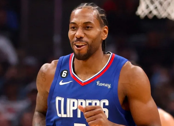 据NBA记者Jake Fischer报道，科怀-伦纳德为了让自己交易至猛龙的交易顺利完成，放弃了全部15%的交易触发奖金，金额接近750万美元。
所谓交易触发奖金，就是球员被交易时可以额外拿到的一笔补偿金。伦纳德选择放弃，等于主动少拿近750万美元。这样做的好处很直接：猛龙保住了第一土豪线以下的薪资