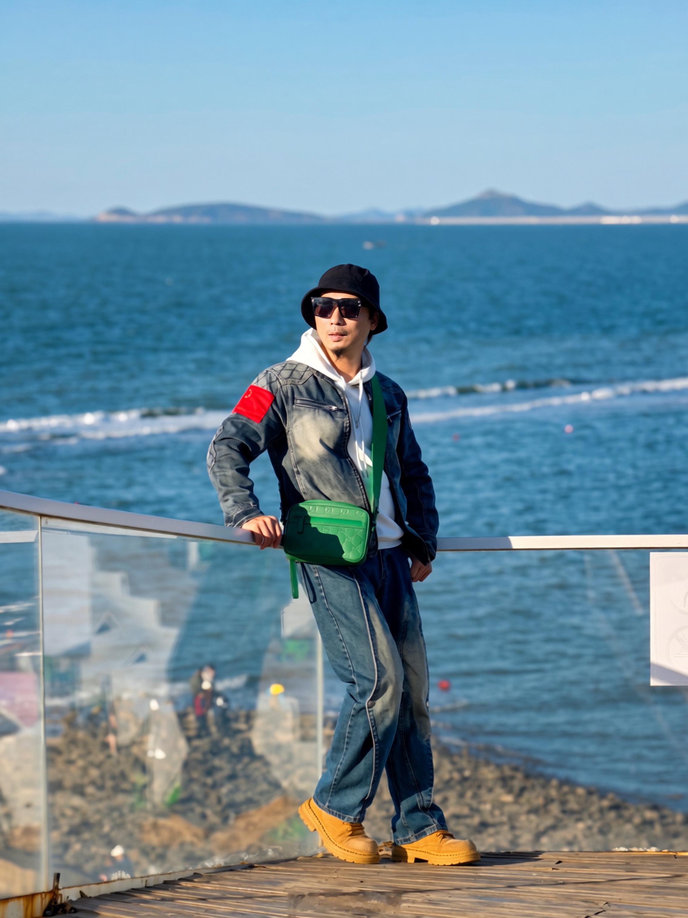 穿梭古今山海，读懂多面大连🌊

跳出常规的滨海打卡路线✨，我规划了一条兼顾城市历史、非遗匠心、海岸落日与璀璨夜景的深度自驾路线：大连市规划展示中心、金阿山艺术馆、泊霞湾公园、星海湾大桥灯光秀🌉，用一整天的时间，触摸大连立体而丰满的灵魂#盛世华章悦享大连##大连人的国庆打开方式# ​