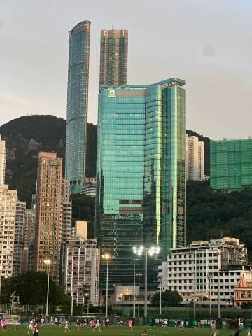周五晚，跑马场散步一圈还没走完就发现一位女士晕倒在跑道边，几位热心人一...