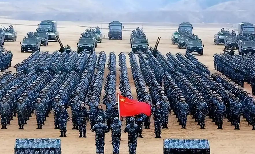 面对九国约六万兵力逼近家门口，解放军在紧要关头以一枚射程超8000公里的战略导弹作出回应。
 
美军把反舰导弹第一次搬上这座小岛，日本把射程900公里的岸舰导弹拉出来，枪口方向不用多猜。阵仗摆到这个份上，解放军怎么接招？
 
答案没有写在抗议声明里，而是写在了黄海长达47天的实弹射击通告里，写在了深
