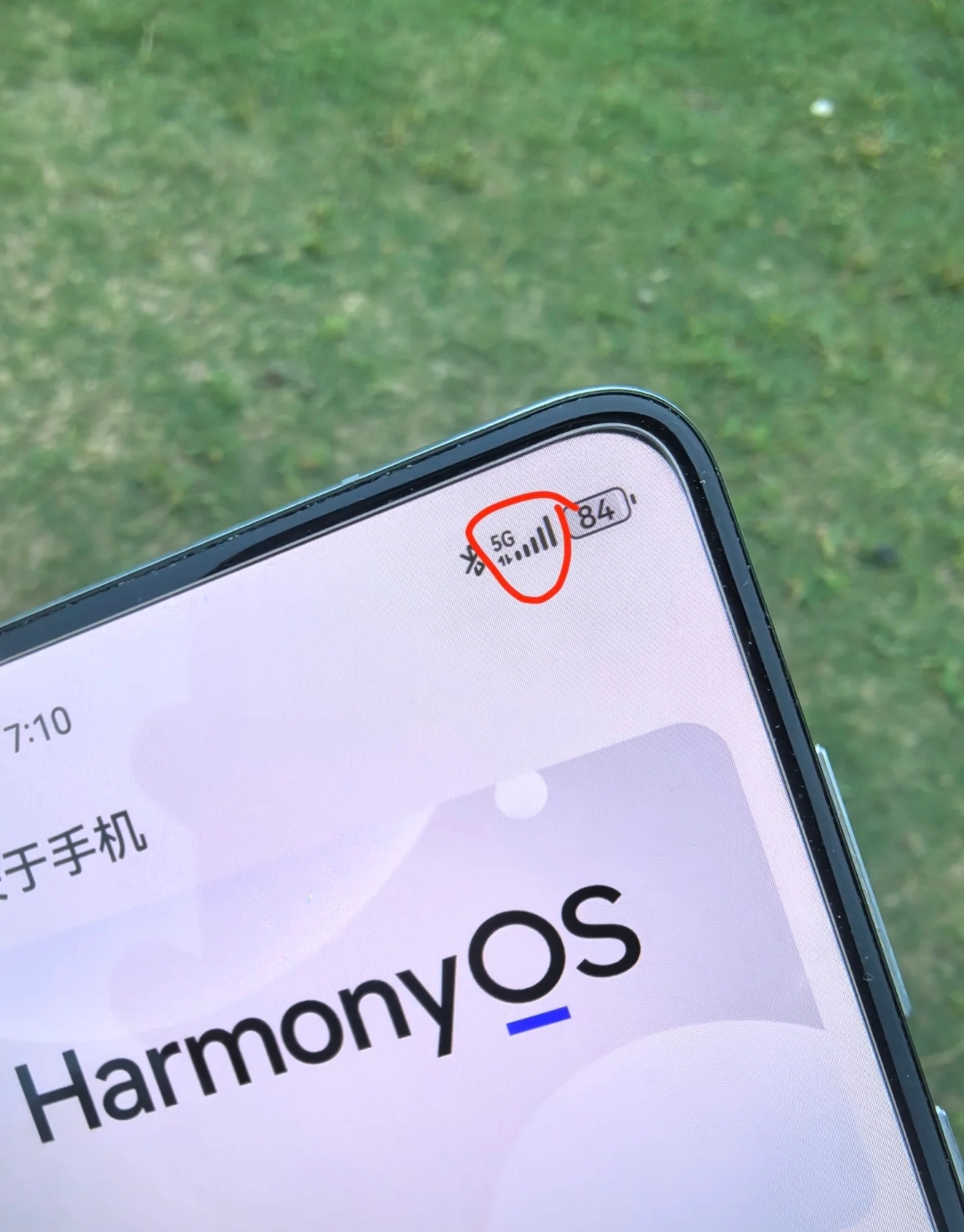 华为Mate90真的要回归了，入网将显示5G了。
2020年9月15日是美国对华为‌芯片管制升级令正式生效的日子，也就是华为从这天起被断供芯片代工。
这回真的可以确定了，Mate90是5G移动终端，能显示5G标识，之前的Mate60、70、80等在入网时都标识的“卫星移动终端”，也只有5A显示标识。