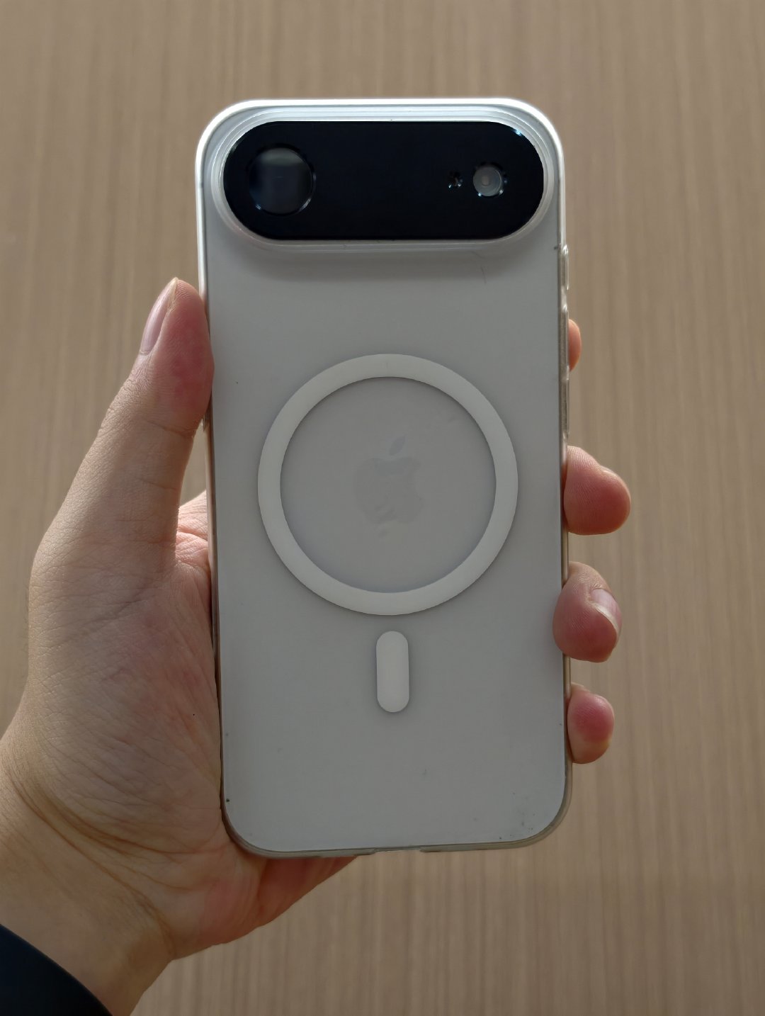 #iPhoneAir2再爆料#
不要问都是谁在买Air谁在用Air了
就在我手上，好用是真的好用的！轻薄舒服！如果Esim我可以随时随地自己扫码录入不用去营业厅就更好了[二哈][二哈]  ​