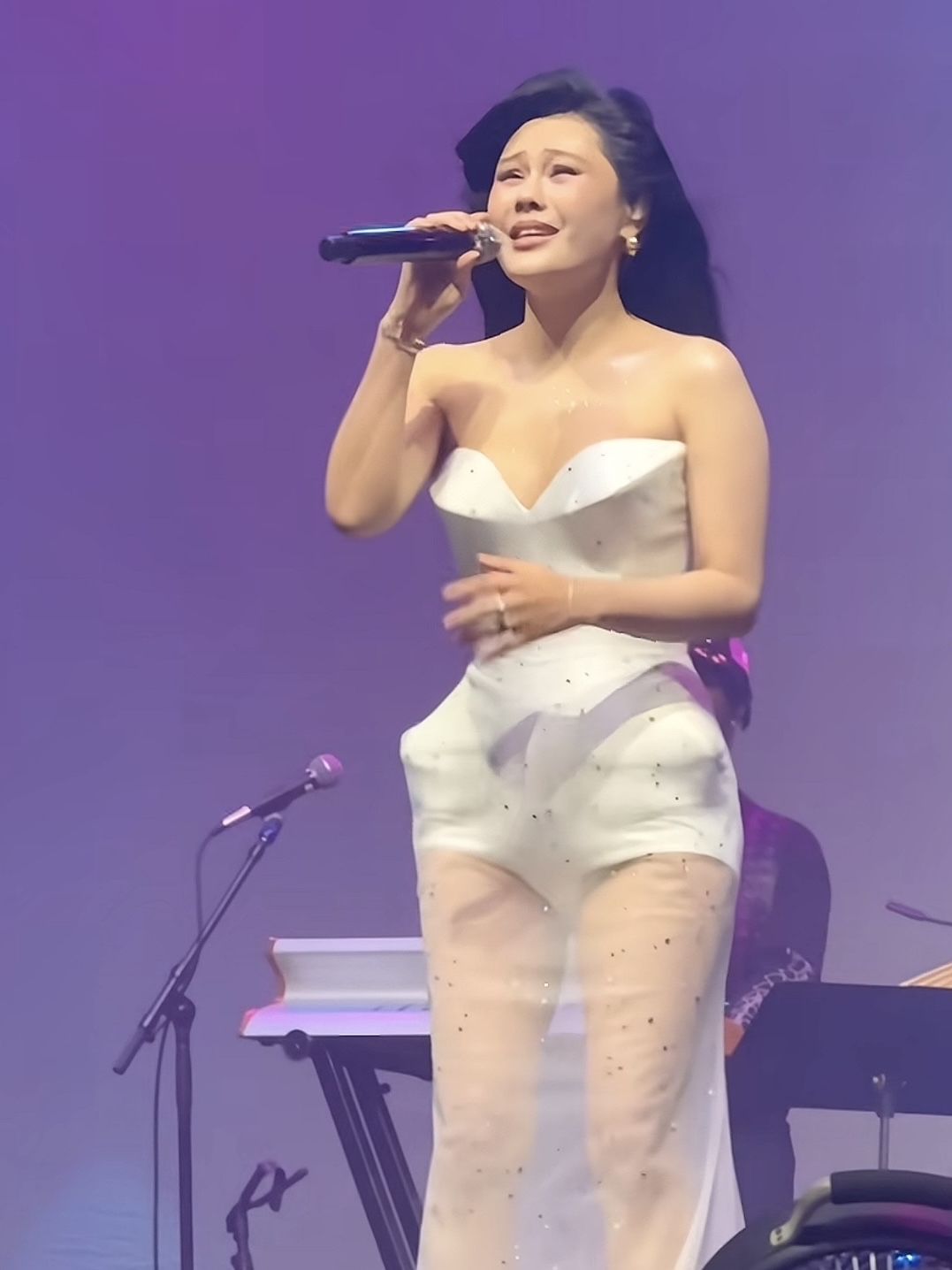不知道为什么
我现在最心疼的是袁娅维
一年之内身边的人接连离世，这搁谁能接受的了

挚友方大同在25年2月离开人世，袁娅维连发23遍“这不是真的”，不愿相信好朋友就这么离开了自己。

在26年年初，最疼爱袁娅维的外婆也离开了她，她再也没有了外婆的疼爱陪伴

今年9月恩师刘欢也离开了自己，在洛杉矶演唱