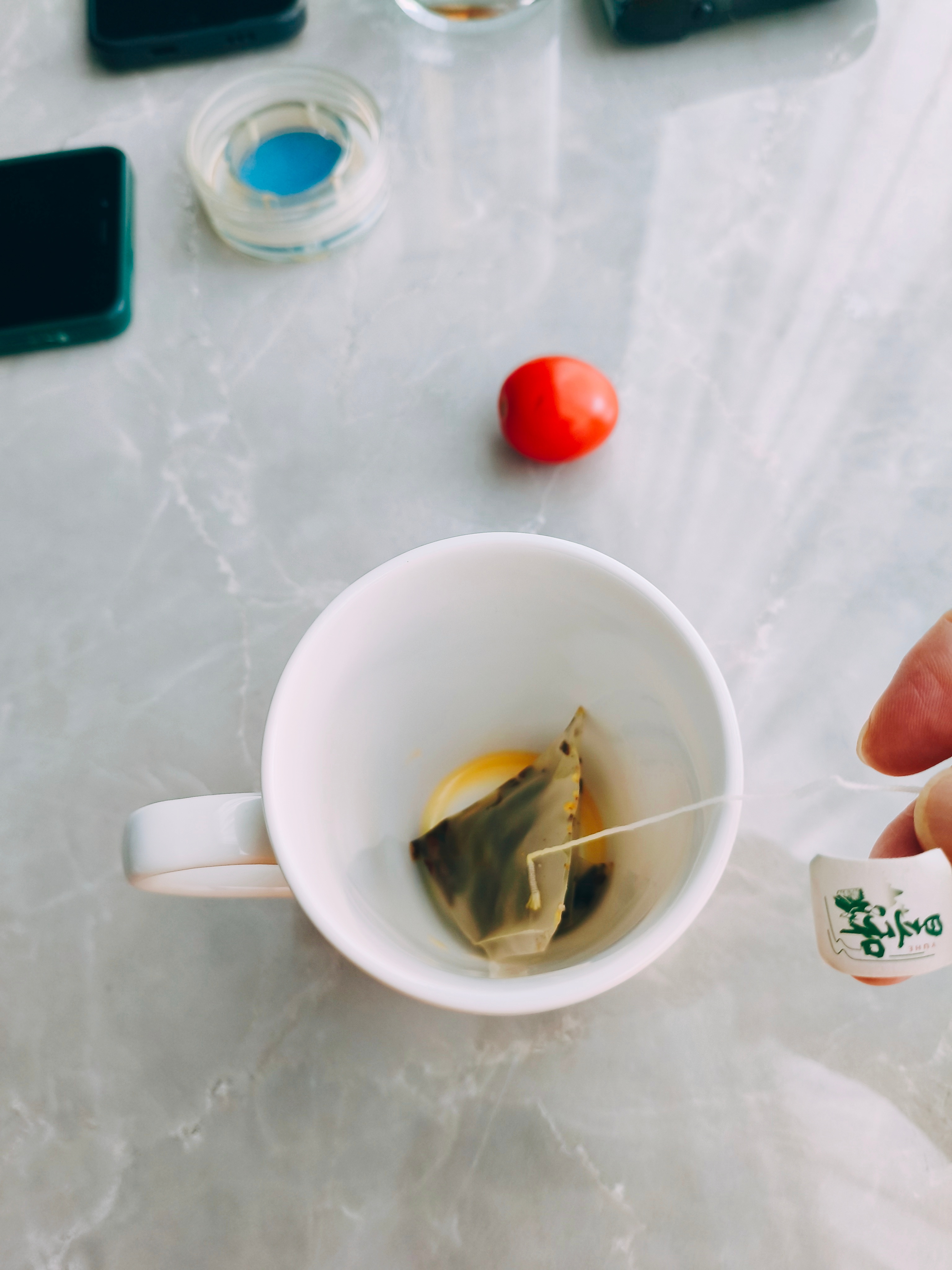 大名顶顶的普洱茶。这是快餐式普洱茶。想着都是乌龙茶，冲泡方式和铁观音差不多。还是百度了一下，果真是。温杯洗茶，一泡快出湯。三泡四泡，次第慢出湯。嗯…一闻二呡三轻嗯，淡幽幽的清香，回味淡幽幽的甘甜。哦，这是一人的量。明天少一点水，茶湯会更美味我似为会在普洱品尝到普洱茶，不想是在昆明 ​