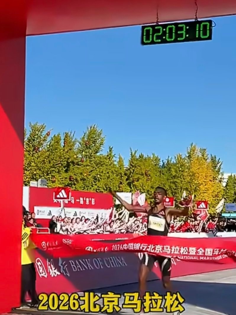 #奥运冠军托拉夺得北马男子组冠军#这次北马的高手太多了，最终奥运冠军托拉拿下冠军🏆并且创造国内马拉松赛事最佳成绩[赞][赞][赞]新的里程碑，也祝贺中国选手李大林拿下国内冠军[鲜花][鲜花][鲜花] ​