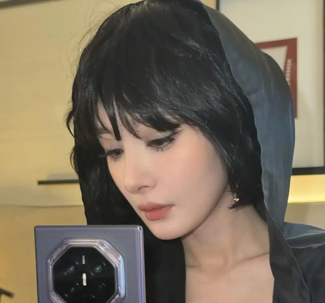 29岁的北京姑娘杨幂在一档节目里，当着镜头拨通了香港那个家的电话

她小心翼翼地连声问候，爸爸你能听到吗，糯米在不在呀

接电话的公公刘丹一句寒暄都没给，直接无视了她的讨好，把手机塞给了孙女

当听筒里匆匆传来小糯米奶声奶气的“妈妈爱你哦晚安”时，强撑着笑脸的杨幂眼眶瞬间就红了

那种热脸贴了冷屁股