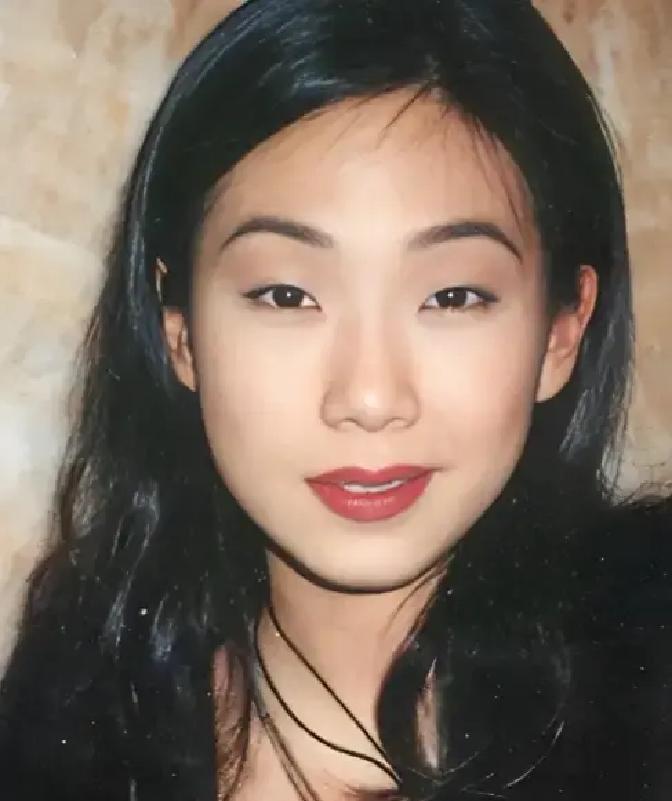 2003年，林忆莲向李宗盛提出离婚，李宗盛坦言：我年近半百，却要妻离子散，真的是嚎啕大哭，有天接到了前妻朱卫茵的电话。她问他还好吗，说自己刚刚从湾仔那边回来，经过一个唱片店，听到店里在放《当爱已成往事》。她说那一刻还是有点恍惚。
 
电话那头安静了几秒。李宗盛清了清嗓子，说：“我还行。”
 
朱卫茵