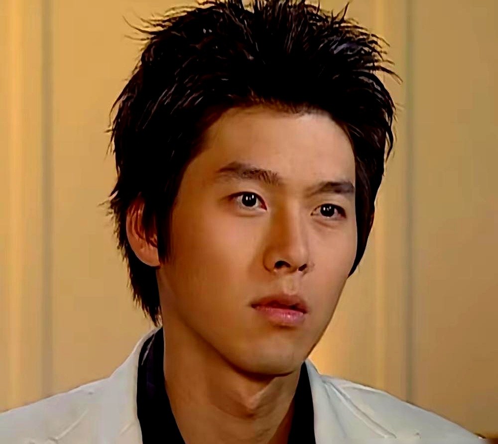 拍《金三顺》那会儿玄彬才23岁，片场盯着金宣儿的眼神根本藏不住，工作人员全看在眼里，却没人敢提——因为金宣儿当时有稳定的圈外男友。戏里甜到发齁，戏外只能硬生生端着。

到了36岁，玄彬上节目被问想不想再拍姐弟恋，他张嘴就说当然要和金宣儿姐姐拍；女方也悄悄跑去给他电影站台，合完影不抢风头转身就走。