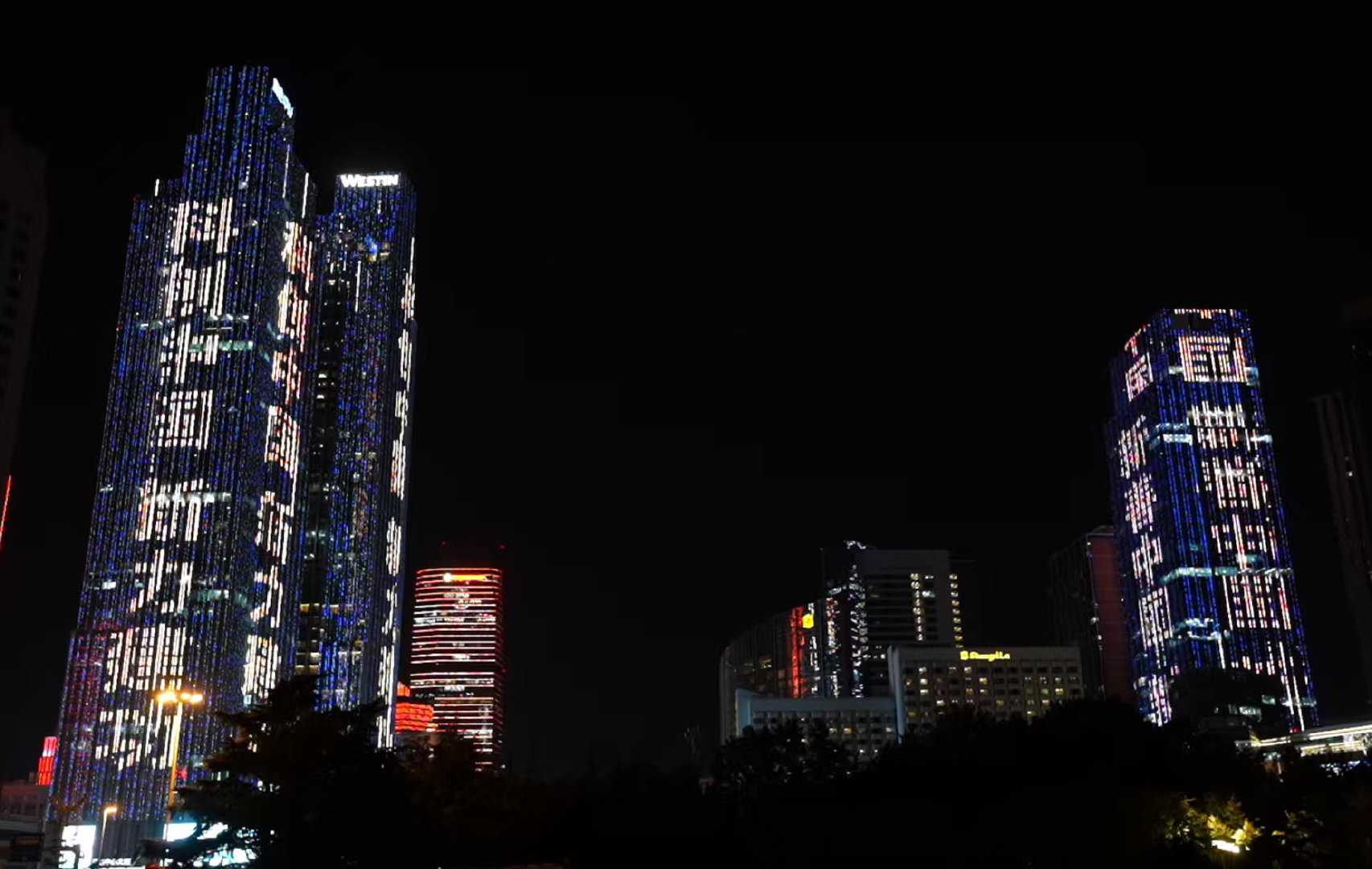 #科创中国创享青岛#两千架无人机点亮青岛夜空，围绕建设力主题演绎新阶层人士奋斗群像。本次考察行集中展示AI、VR、人形机器人三大科创成果，夜色之下尽显这座城市强劲的科创实力#青岛上演AI科创主题灯光秀##科创中国智汇齐鲁# ​