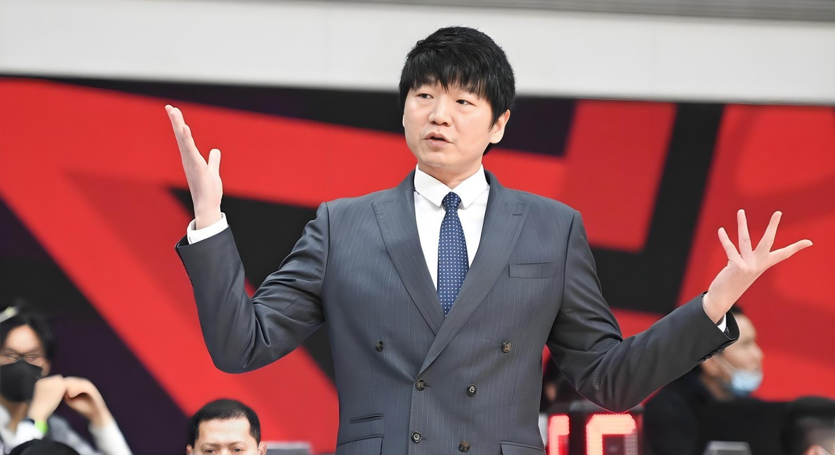 首战84-95不敌辽宁，山东男篮的短板被无限放大。新外援班顿登场21分钟，16投仅4中，三分4中1，虽然送出6次助攻，但3次失误和-18的正负值，让他成为全场焦点。反观辽宁外援库珀，攻防两端稳如磐石，对比之下班顿的挣扎更显刺眼。
不过，一场定论未免武断。休赛期山东阵容大换血，三外援合练不足一月，高诗