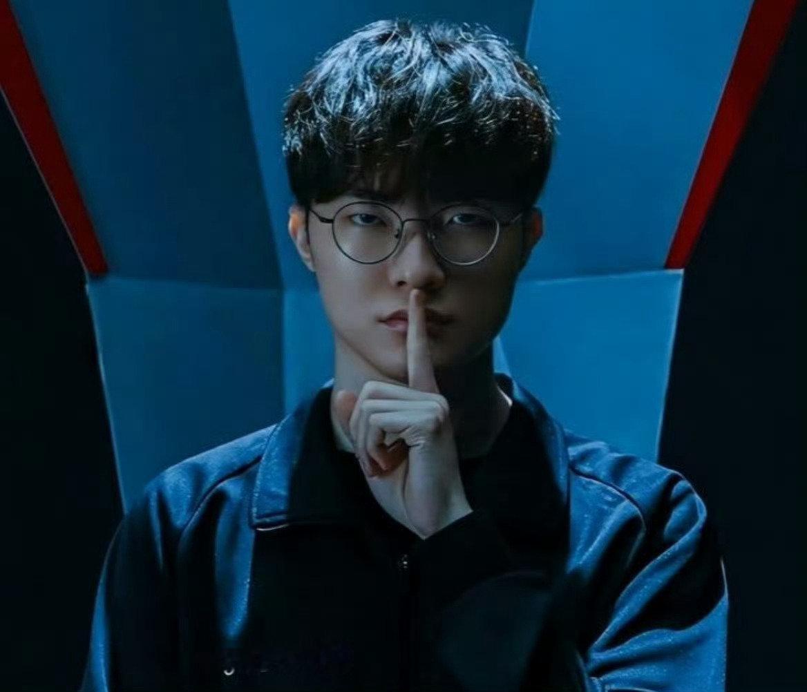 #韩国电竞代表团抵达名古屋#传奇中单Faker（李相赫）第三次出征亚运会，目标直指英雄联盟项目两连冠。
韩国《英雄联盟》亚运代表队于9月26日经名古屋中部国际机场入境，Faker、Zeus、Canyon、Zeka、Gumayusi、Keria悉数随队到达
Faker抵达后与本届亚运会吉祥物“Honohon”合影，并现场接受媒体采访 ​