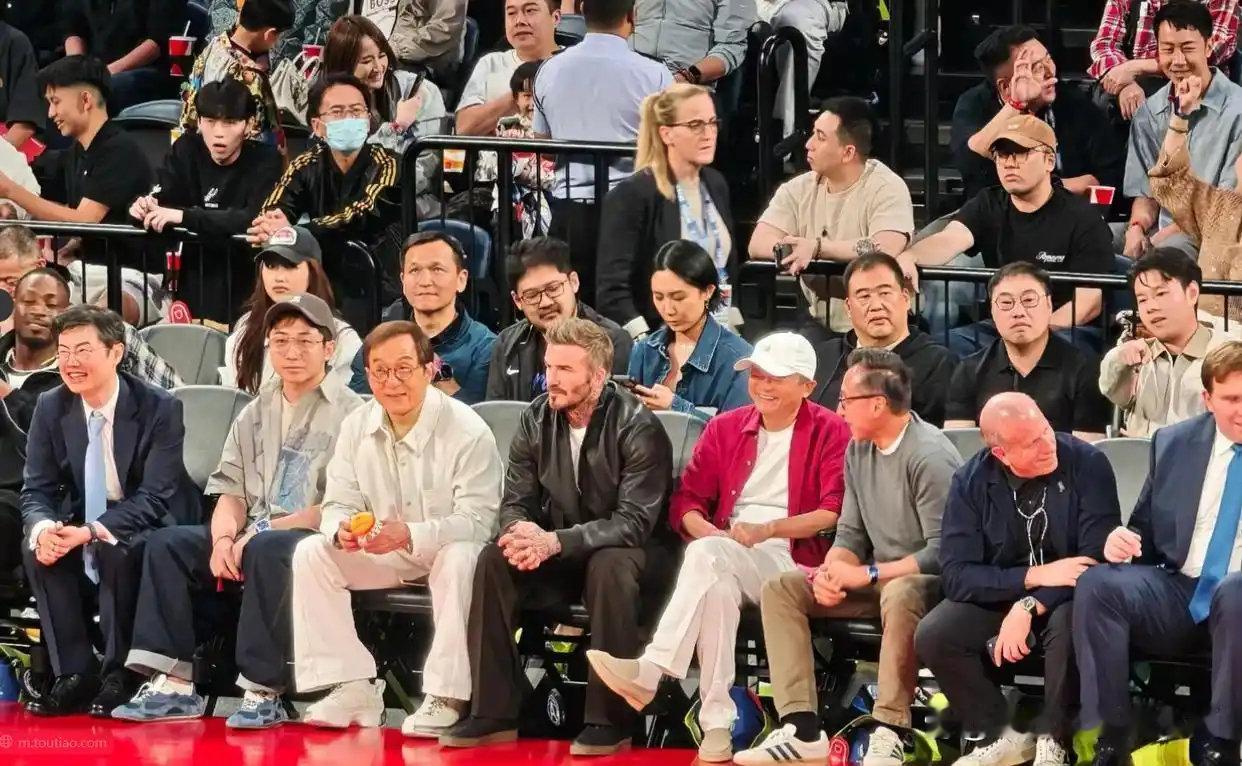 泡泡玛特的老板王宁去看NBA中国赛，他和马云中间就隔两个位置，坐他俩中间的是成龙和贝克汉姆，全都是鼎鼎大名的人物 ​