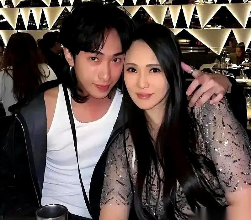 关于庾澄庆和伊能静会不会同框这事，记者把话筒直接怼到了庾澄庆嘴边。
被问到能不能和离婚十七年的前妻、儿子一起同台，他连半秒钟都没迟疑，干脆利落地甩出两个字：“没有。”
闪光灯还在噼里啪啦地闪，现场直接安静了半截，不少眼巴巴等着看“世纪大和解”的人，算是彻底扑了个空。
有人怪他把话说得太绝，其实最先戳