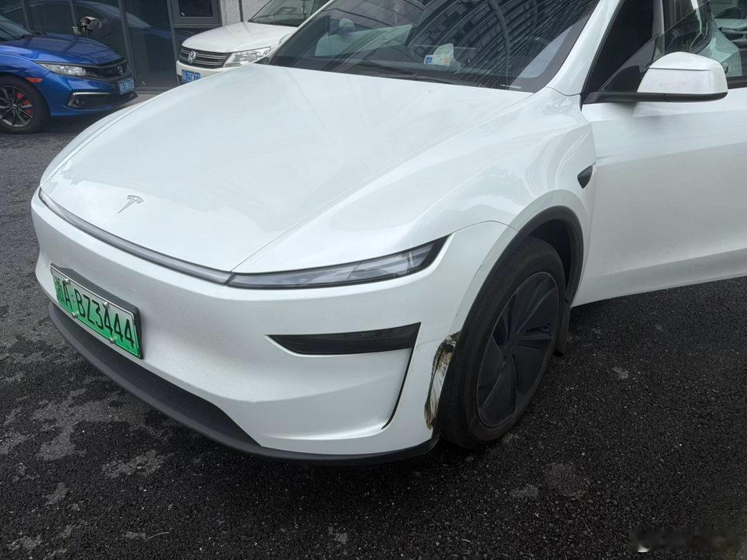 车子蹭到了，来特斯拉店里，两天就全都换好了，而且来回有帮打车，很满意 ​