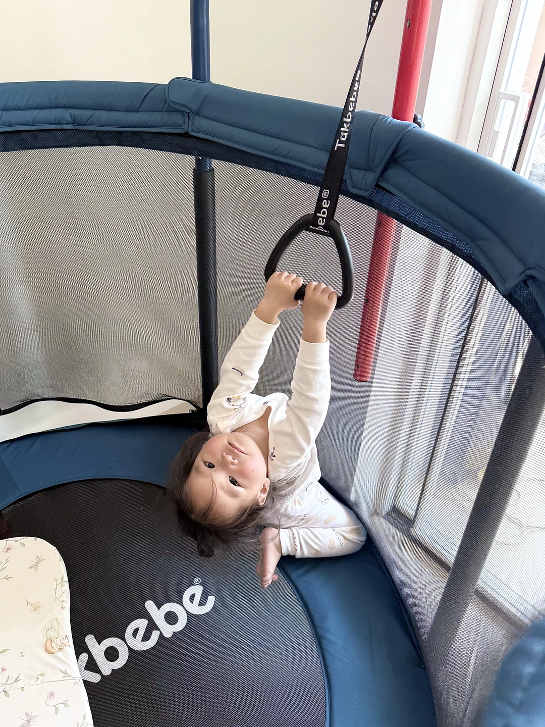 人类幼崽在蹦床上玩疯了，电量耗尽只需1小时