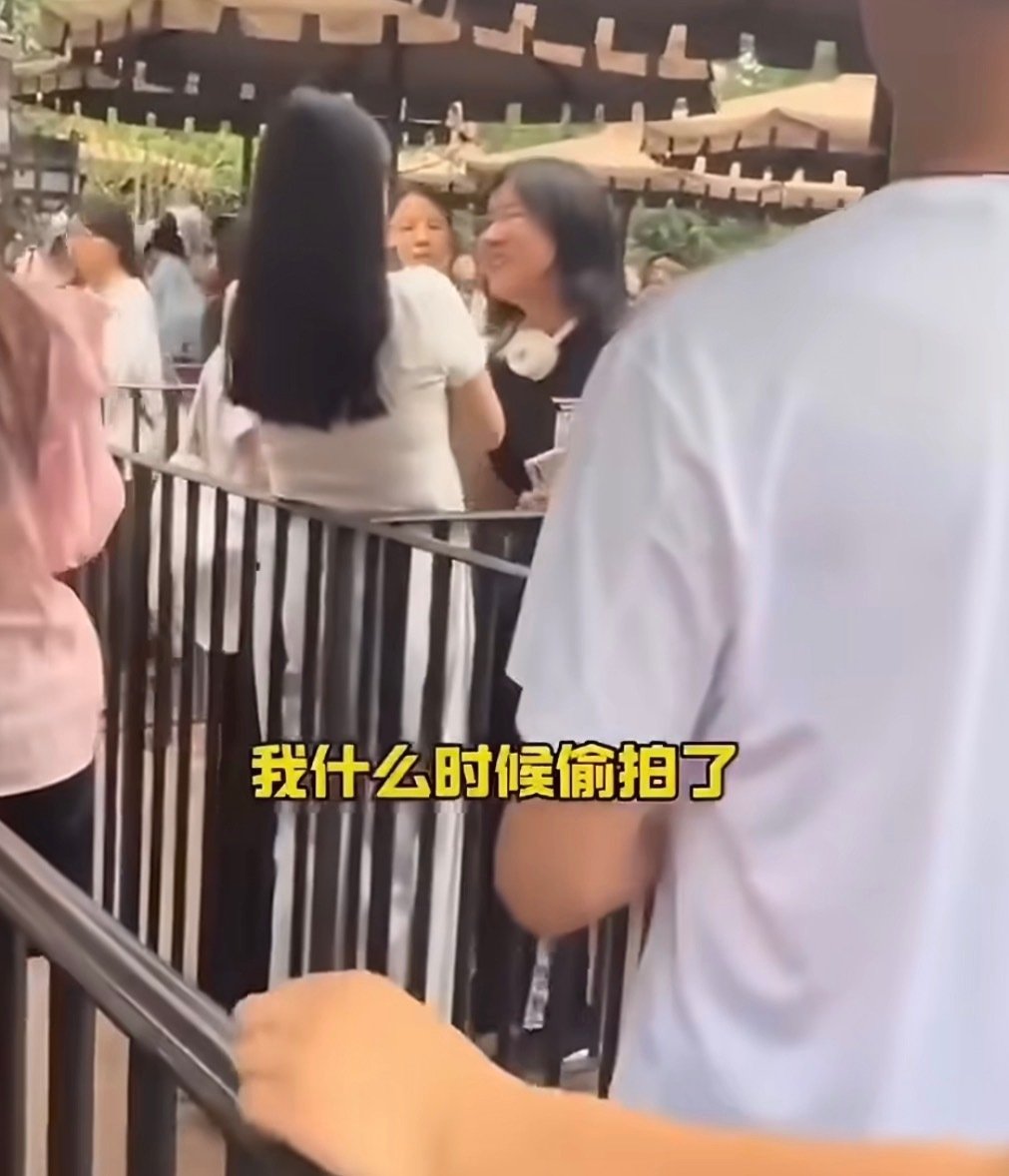 #指责偷拍结果对方是女的还有病#
你污蔑了别人你说对不起就有用了，那别人真的偷拍你能不能也说句对不起就可以了？果然恶人还要恶人磨，看来以后得卖带手机镜头盖的 
手机壳了，不然出门在外玩手机容易被当成偷拍狂[二哈] ​