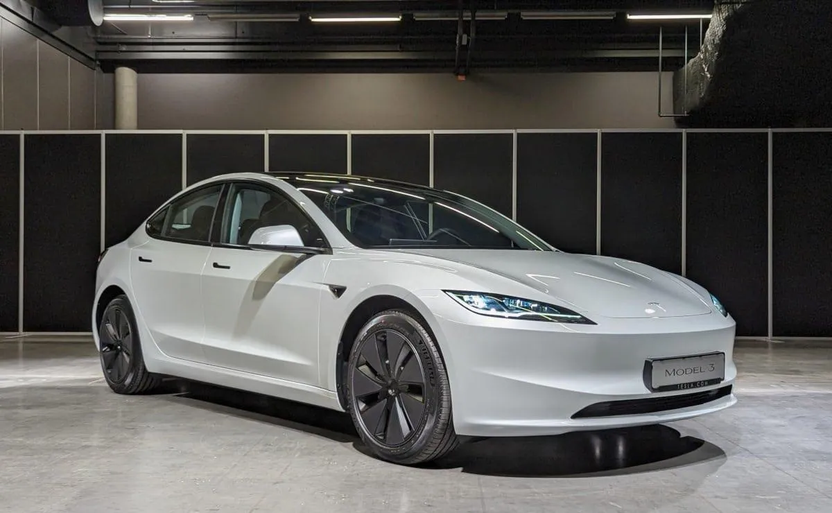 特斯拉Model 3 操控好在哪？之底盘篇
 
✅ 底盘优点
 
1. 悬架硬件规格高，操控底子强
采用前双叉臂+后五连杆独立悬架，同级多数家用电车是麦弗逊前悬。前双叉臂可以动态控制车轮倾角，过弯、刹车时轮胎贴地性更好，抑制刹车点头、过弯侧倾。前悬架羊角、部分摆臂使用铝合金，降低簧下质量，转向响应快