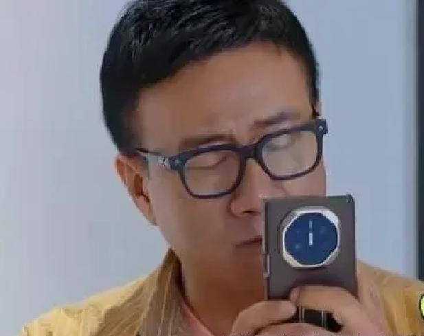 连打三个视频电话全被亲闺女挂断，平时演惯了硬汉的胡军，当场被李乃文几个人笑话成了被拉黑专业户。
蒋龙还在旁边拱火让他发个红包测测，胡军倒是一点没急，翻着手机念叨昨天刚聊过，等那头终于接通，他脱口而出的第一句话竟然是“爸没别的事”。
银幕上横刀立马的乔峰，在自己闺女面前，说话小心得生怕多打扰一秒钟