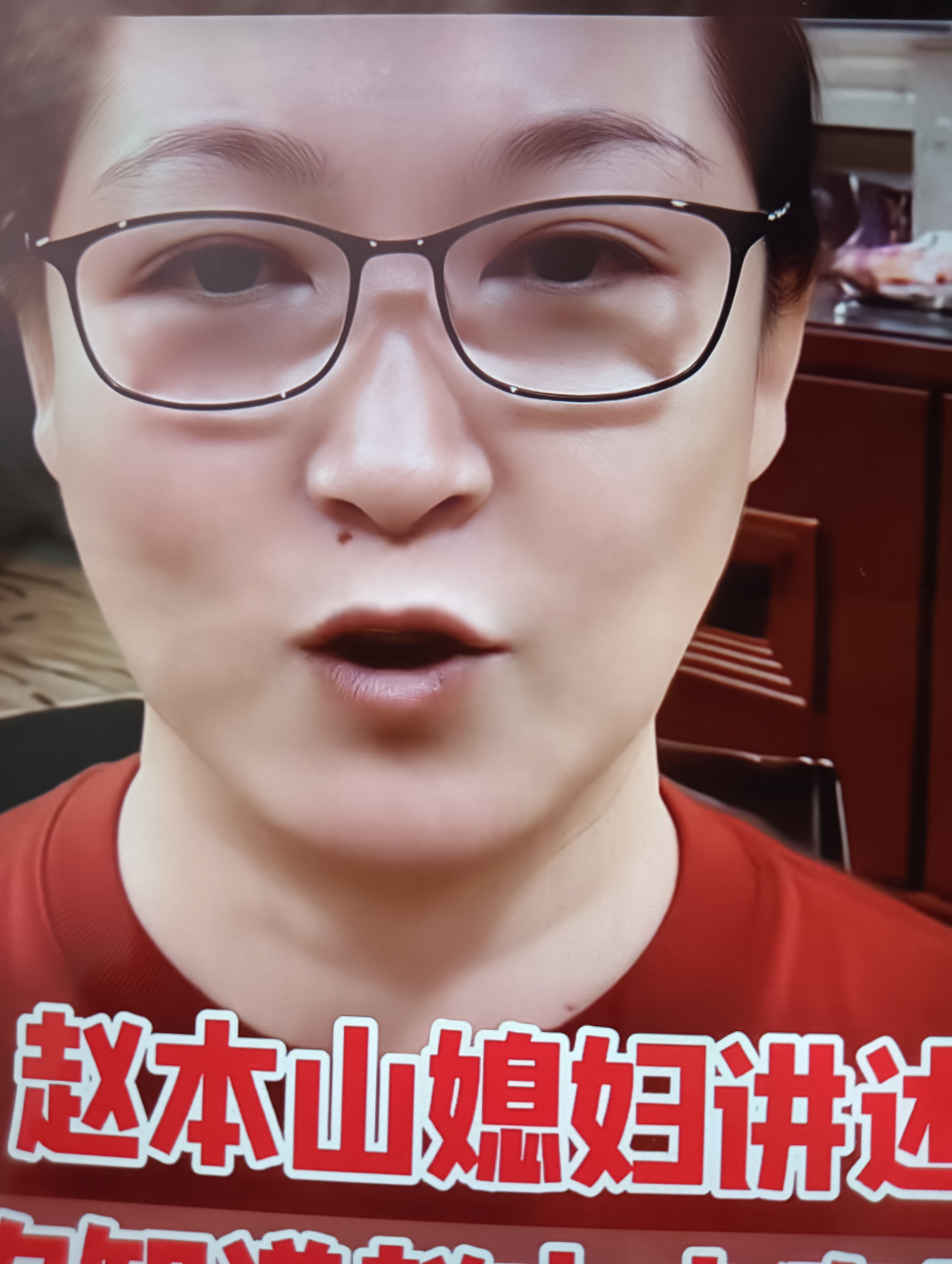 赵本山的妻子马丽娟在视频中说道，看着我好像比赵本山高一点，其实我们俩个头一般高，都是一米七三，只是我俩都显得有些富态，走路的时候都下意识想把身子挺起来。赵本山是越累身子越往下沉，我是越累，不管坐着还是站着都想把腰背绷直，所以我们俩状态不一样，就显得我比他高了。