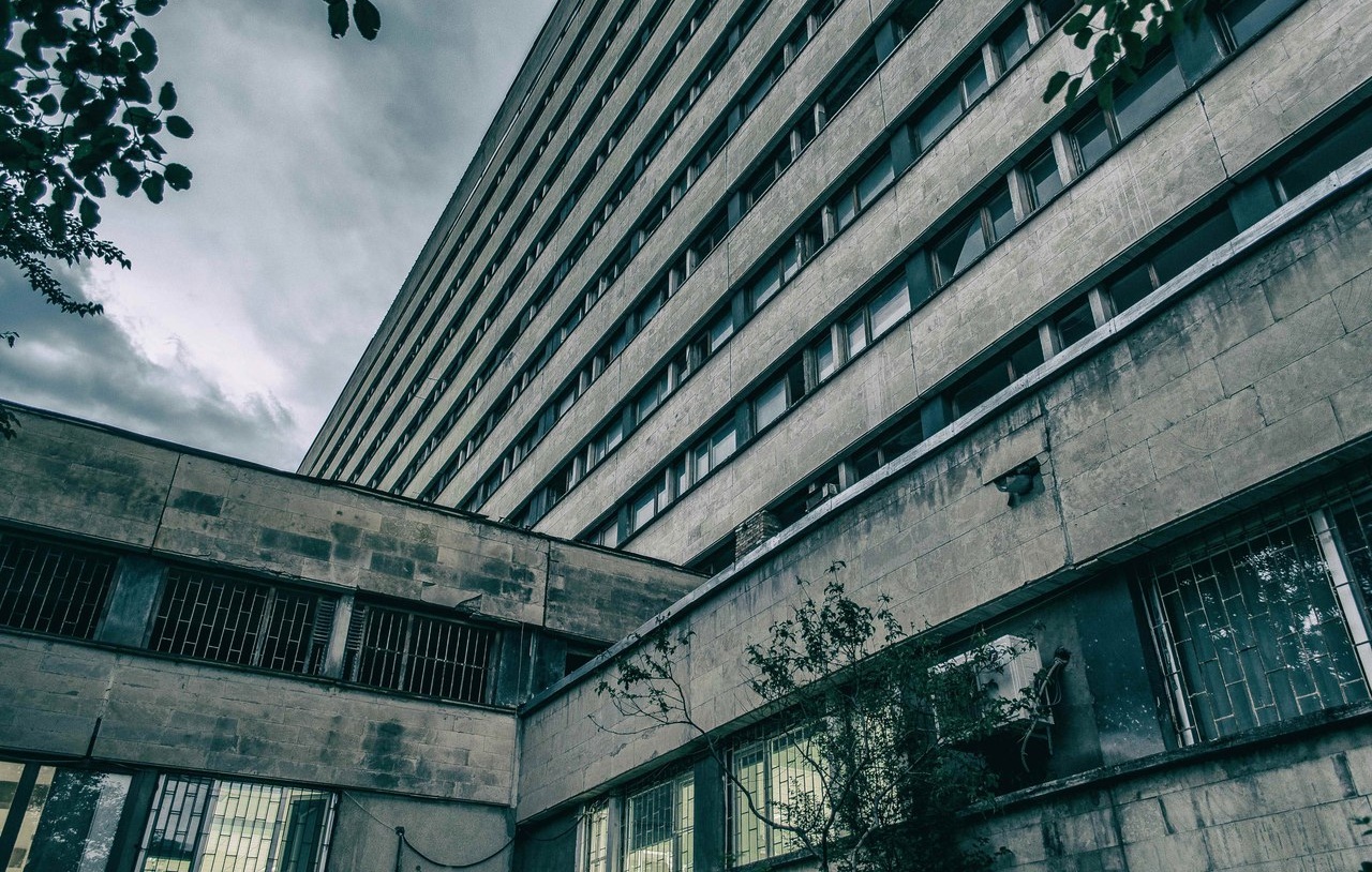 这座位于格鲁吉亚医院的中央大楼建于1973年，建筑面积达到了36000平方米，由