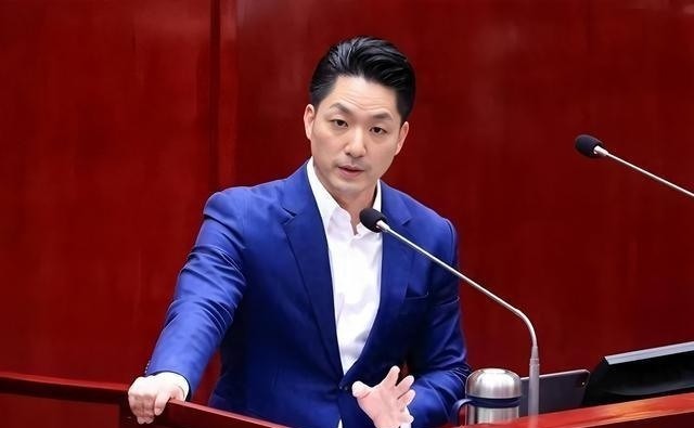 台北市市长蒋万安曾宣称，如果大陆继续在台海进行军机绕台和军演的话，他就要停掉双城论坛，这话放出来时，岛内舆论炸了锅，有人赞他“硬气”，也有人冷笑：“敢说，真敢做吗？”台海局势牵动两岸民众关注，而一场城市交流论坛为何会被卷入政治风波，也成为岛内热议话题。台北市市长蒋万安曾针对两岸局势表达态度，提出如果