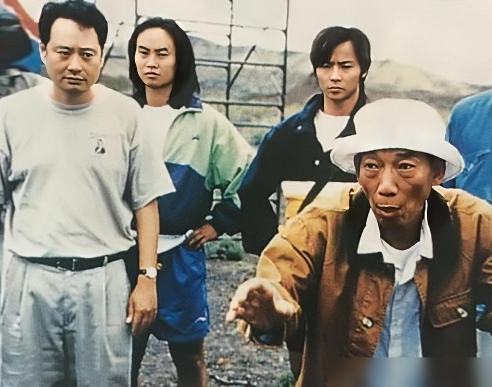 八十岁了，还在片场喊Action。
袁和平拿了北影节终身成就奖，扭头说了句，这不是句号，是逗号。转头就带着吴京、李连杰扎进《镖人》的组里，打到票房破10亿。
记者问他干嘛不退休，他回得直接：我能动，能拍，为什么要退？不做，会很闷的。
当年拍《卧虎藏龙》，他跟李安较劲，威亚怎么吊，劲往哪儿使，一