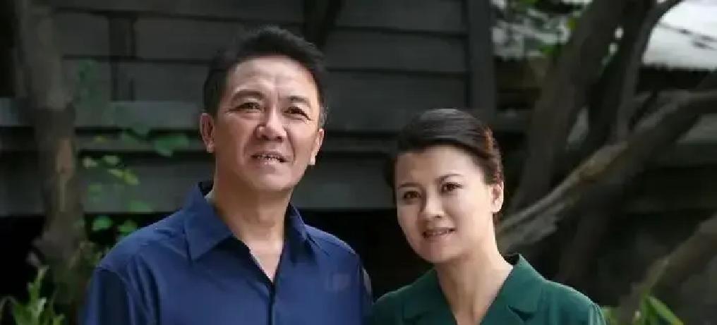 经常看国产剧的朋友估计早看出来一个门道

张嘉译的戏里，闭着眼都能抓出孙浩、王晓晨，还有他那个表弟姬他

于和伟只要进组，曹磊大概率也在旁边

这真不是网友嘴里的抱团。你看张嘉译和孙浩，从《一仆二主》到《装台》，几十部作品磨下来的默契，比剧本还让观众放心。这不是裙带关系，是降低沟通成本的理性选择。找