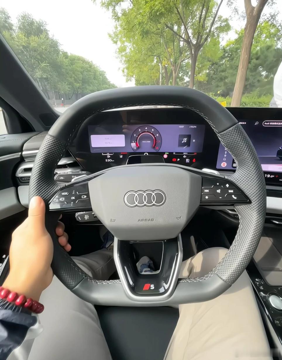 每天通勤两小时，现在变成了一种享受 

每天上下班来回两个小时，早晚高峰堵车是常态。之前一趟跑下来，腿绷得发酸，长时间跟车精神高度紧张，到家整个人疲惫不堪。换了这台一汽奥迪A5L之后通勤体验完全不一样。打开智能辅助，跟车非常顺滑，前车减速线性制动，不会猛地一冲一停。遇到旁边车辆准备加塞 ​