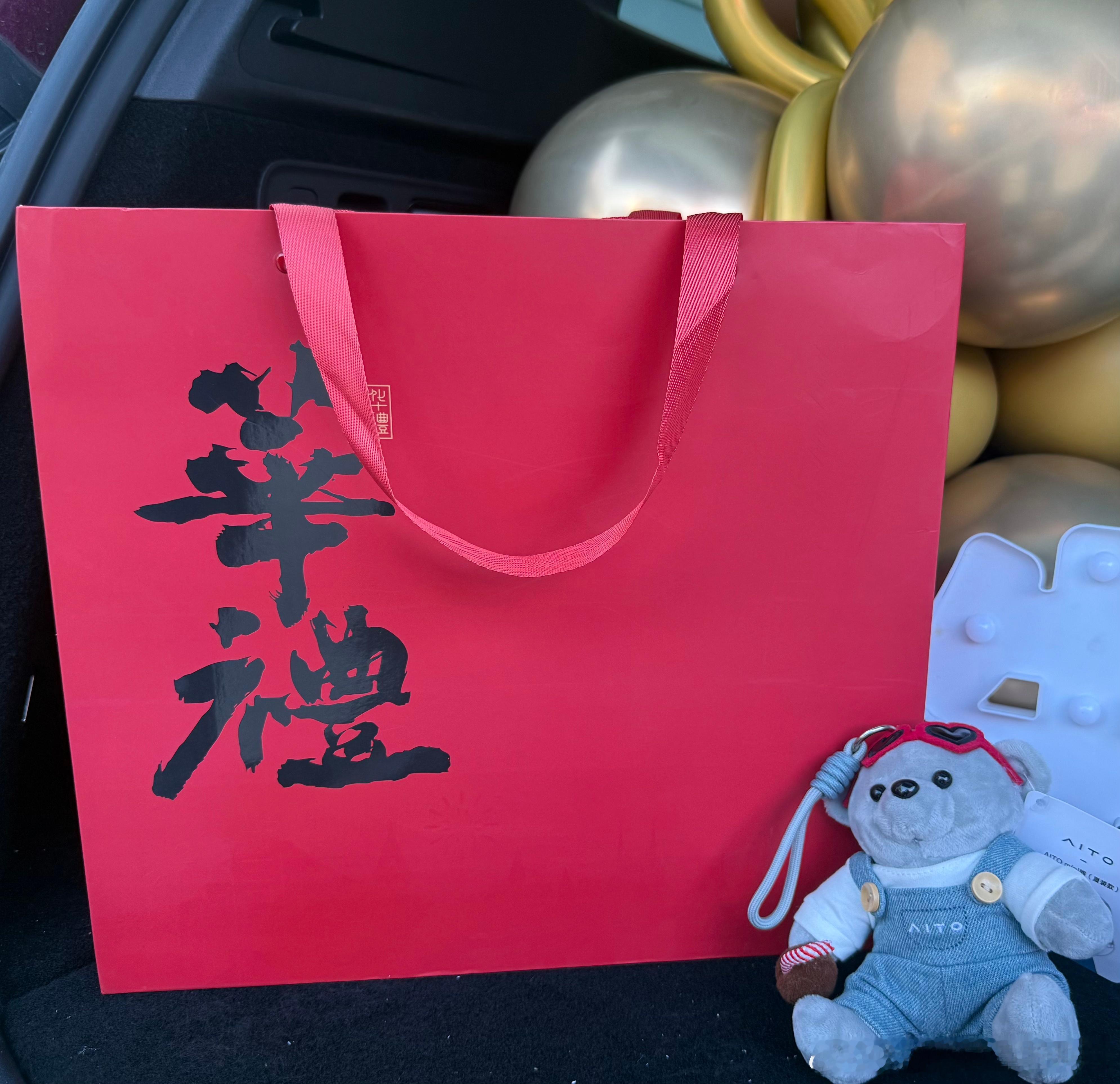 作为问界 M7 老车主，我一直很信赖龙阳大道用户中心的服务，用户中心经常会举办车主活动，也经常邀请我参加。偶尔我也将用车感受随手分享在社交平台，好服务就该让更多人知道。前不久还推荐了一位朋友购车，真心认可才敢放心推荐。
没想到中秋快到了，龙阳大道用户中心工作人员特意带着礼品上门看望。 ​