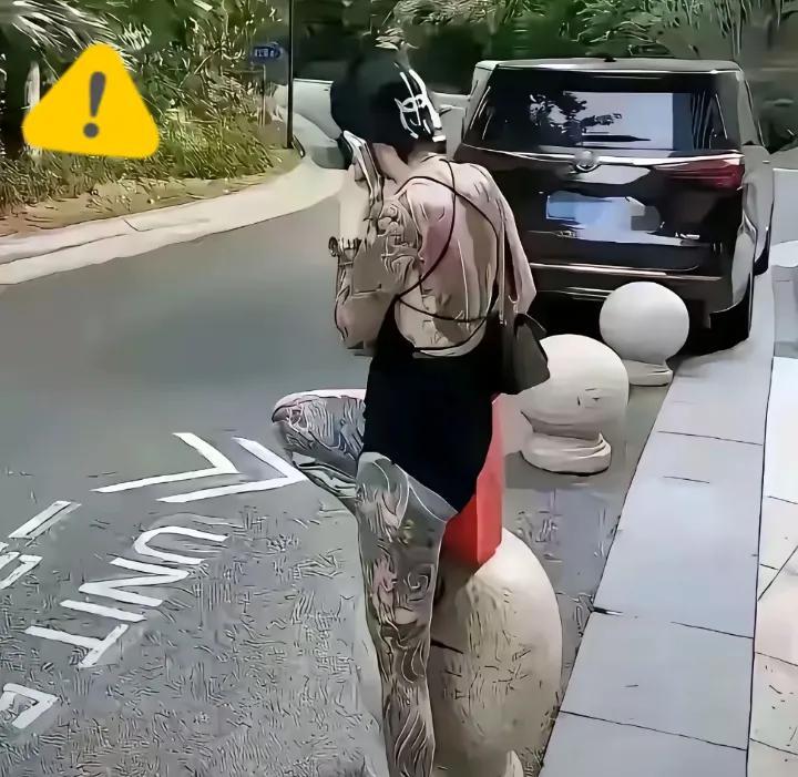 逛街撞见这位打电话的美女，全身纹身属实吸睛！那些线条或图案，在肌肤上肆...