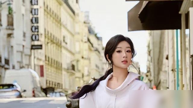 杨紫没去飞天奖，跑去三亚躺平了。剧入围了，人没提名，她直接缺席。
那边关晓彤盛装走红毯，这边杨紫一张度假照都没发。不解释，不硬凑，连个“下次努力”的场面话都省了。
结果呢？扭头就飞巴黎，坐纪梵希头排C位，跟CEO同框，戴一套红宝石高珠，又跟刘诗诗陈妍希约饭。手上还压着《生命树》《家业》几部大女主