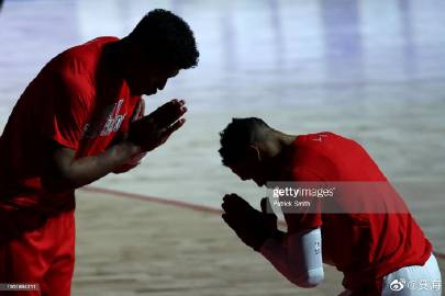 在NBA赛季开始的第97天，洛杉矶湖人率先扣动了交易的扳机，他们送出了...