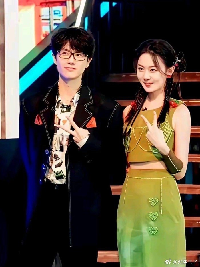 冯禧婚后首晒动物园游玩照，嫁给许嵩后真的好甜蜜 ​