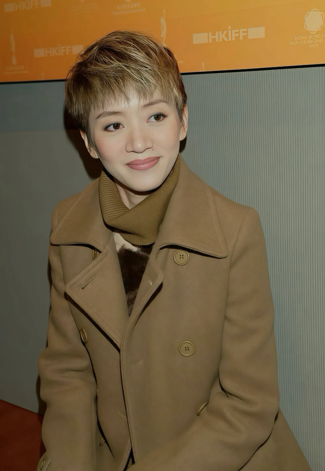 终于明白，
她为啥被叫香港女儿。
原因很简单，不是因为她红，也不是因为她唱得多好，而是因为她那颗心，一辈子都装着别人。

梅艳芳的出身并不好，四岁半就登了台，跟着姐姐在歌舞厅里唱，一家人靠这个糊口，苦日子过过，冷眼也受过，可她从来没拿这些当成抱怨的理由。

可就是这份从底层一步步爬上来的经历，让她一