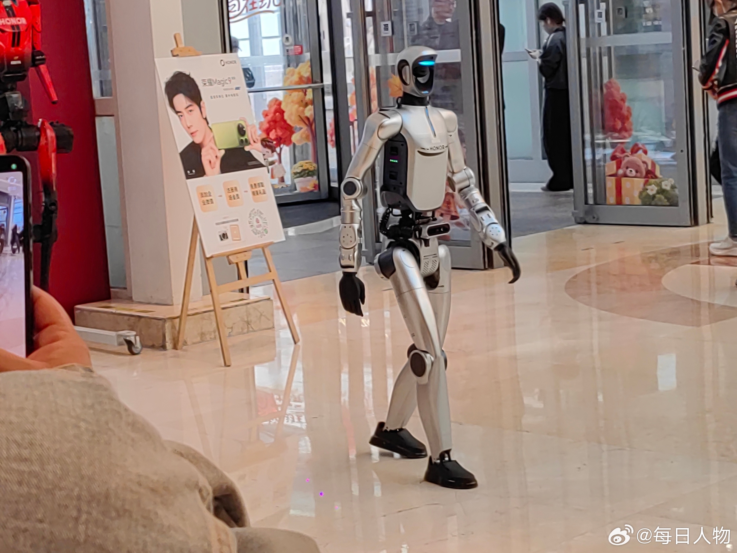 【#中产的烧钱玩具杀进商场一楼#】#机器人正在占领商场一楼#有人想让机器狗帮忙取快递，有人想让它驮着脏衣服走向洗衣机，还有人希望它给家里的老人添个陪伴。社交媒体上，已经有不少用户开始给机器狗开发新用途：有人在机身上安装篮筐，把它变成“行走的购物袋”。你会去商场一层体验机器人吗？评论区 ​