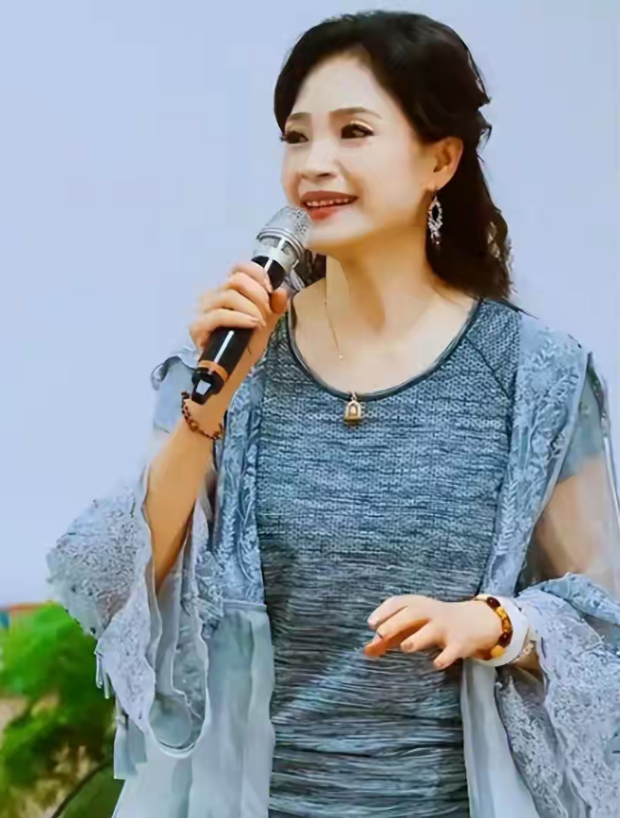 56岁还没谈过恋爱？真不敢信！小S当面追问，方季惟 却淡淡说：这辈子没谈过恋爱，也没和异性有过亲密接触。全场一下安静。不是没人追，是她把青春全给了还债和舞台。你破防了吗？

8岁就登台驻唱养家，父亲欠下近9000万新台币，她26岁才还清。爆红后被公司禁止恋爱，玉女招牌成了笼子。后来重病被误诊，前