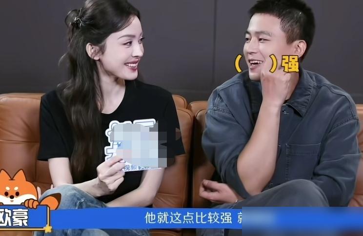 娜扎一句话点明欧豪：戏里我倒追，他嫌我烦。
《醒来》正播，欧豪演照相馆学徒，娜扎演舞厅头牌，实则是军统特工。两人乱世潜伏，粉碎日军沉睡计划。
可戏一杀青，娜扎采访三分半钟笑了一分钟，提起主动追欧豪被拒。欧豪坐旁边，憋笑憋到肩膀抖。
荧幕上一个从学徒熬成红色特工，一个从舞女变成带刺红玫瑰，冷得结