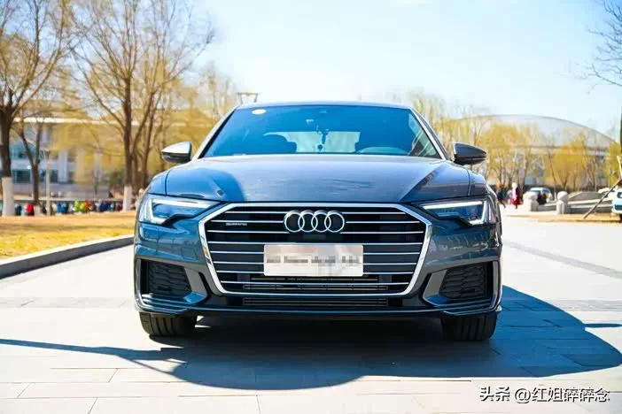 同样是豪华中大型轿车，为什么这么多年过去了，奥迪A6L依旧长盛不衰，一直深得大家的喜爱？

在很多人的印象里，奥迪A6L从来都不是一款张扬浮夸的车。它给人的感觉就是低调沉稳，气场拿捏的刚刚好。开出去谈生意、接待客户，体面大方，又不会显得太过高调，这份恰到好处的商务气