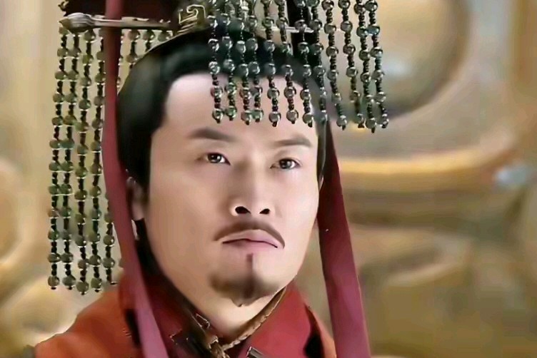 很多读三国的人心里都有个疑问：曹丕篡汉之后，并没有杀掉汉献帝，反而封他做山阳公，安享余生。
 
按道理蜀地迟早能收到准确消息，可成都到处都在传汉献帝已经遇害。刘备还专门为献帝举办丧礼、追加谥号。
 
大臣费诗看得通透，上书劝刘备，先核实献帝生死，不要急着称帝，结果直接被贬官。
 
道理其实很简单，只