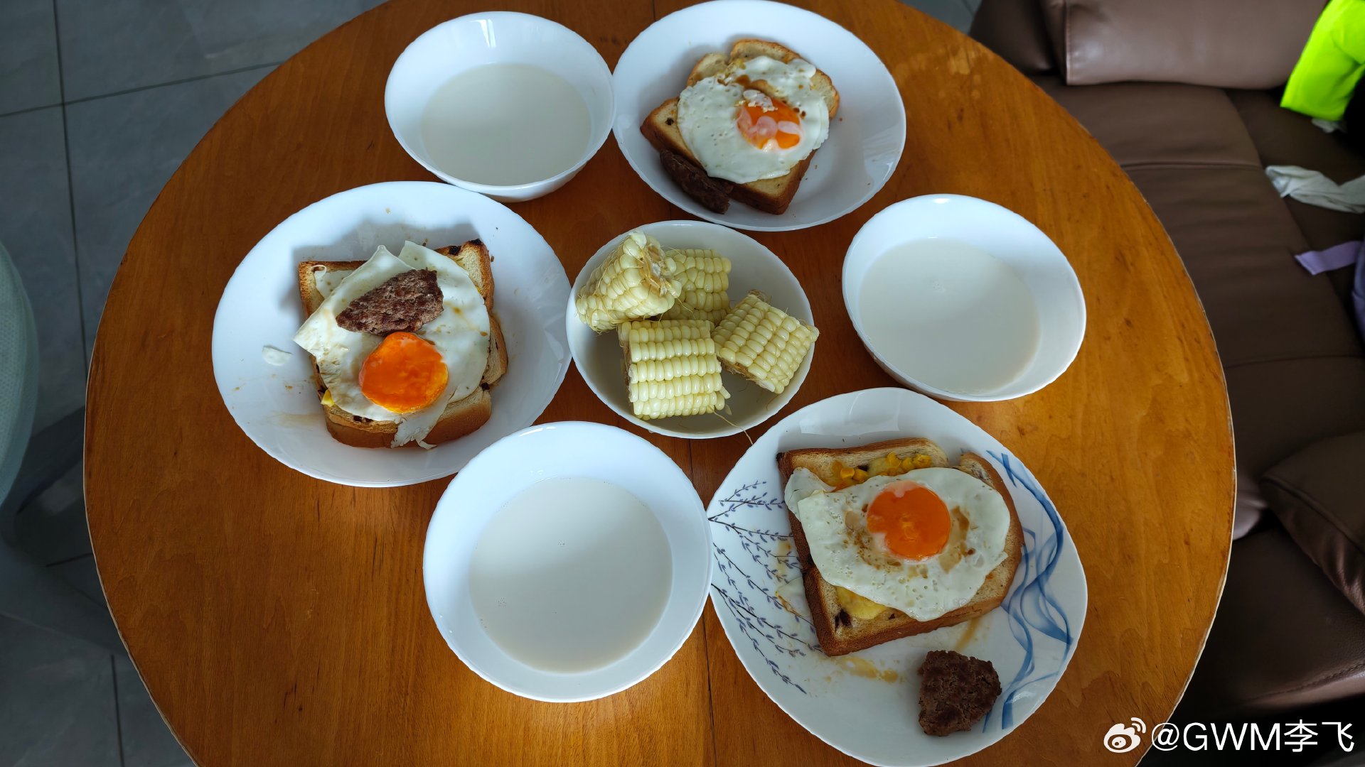 我做的煎蛋，媳妇给配的面包和牛肉饼，真是美味早餐！#长城汽车技术中心##长城汽车##长城汽车[超话]##吉林大学汽车学院##中汽股份#  ​