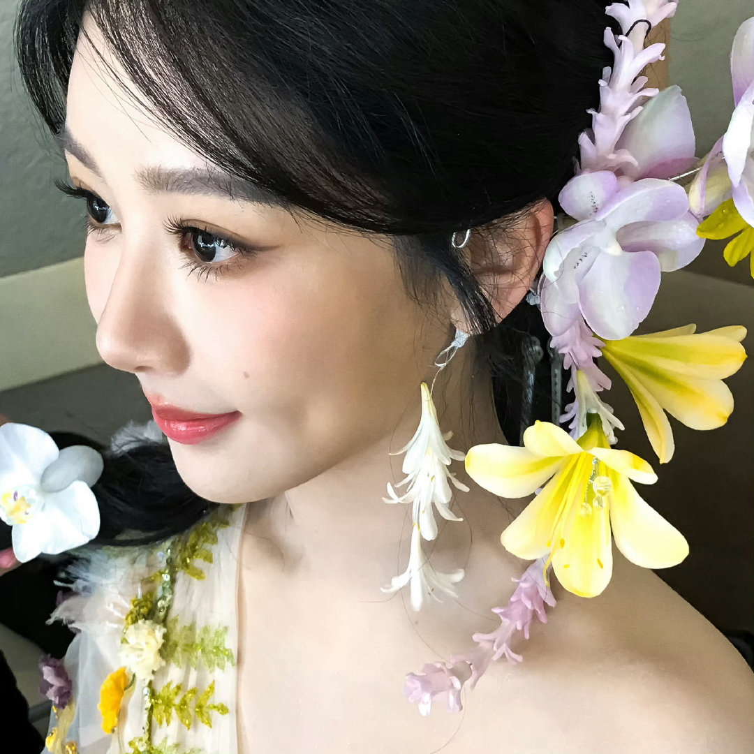 #杨紫[超话]##杨紫董竹君#  yz #杨紫玉兰花开君再来#

世间万般景色，都不及你眼底的星光

【杨紫白菊｜杨紫头像｜杨紫董竹君｜杨紫图片｜电影猎毒杨紫｜杨紫骆佳】 ​