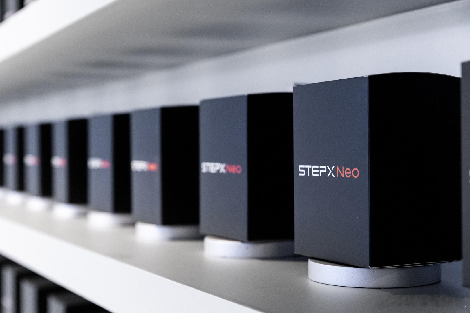 #阶跃百亿Token你想拿来做什么# 在阶跃终端STEPX Neo上市发布会上，我倒是对它的视频创作能力比较感兴趣。

做内容的人应该很清楚，拍素材有时候并不难，难的是后面整理和剪辑。几十段视频放在电脑里，光是挑选和组织内容就挺花时间。

这次发布的首款大模型原生智能体手机STEPX Neo先行版，手机里的智 ​