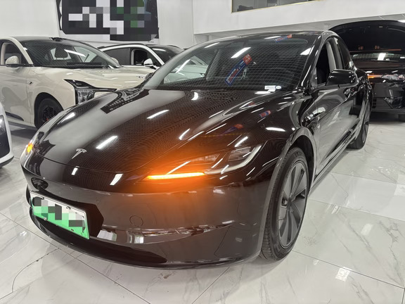 车型：特斯拉Model 3 2023款 焕新版 后轮驱动
上牌：2024年01月 6.00万公里
	
车主用车亮点
	
1. 焕新版外观内饰升级，方向盘、中控屏幕优化，极简内饰好打理，辨识度高，同城代步神器
	
2. 后驱版能耗低，日常通勤电耗稳定，家用充电成本很低，维修保养简单，没有机油保养开销
	
3. 基础版辅助驾驶好用，加速轻快，底盘紧致，高速稳定性不错，保值率在纯电轿车里属于第一梯队
	
4. 空间够用，后备箱+前备箱储物，停车灵活，适合城市通勤、短途自驾
	
⚠️ 客观争议短板
	
1. 内饰塑料感较强，隔音一般，高速风噪胎噪明显
	
2. 悬挂偏硬，过减速带颠簸感强，后排舒适性一般
	
3. 车漆薄，容易产生细微划痕；车机偶发小bug
	
4. 6万公里属于中等里程，重点看电池健康度、底盘磕碰、摄像头传感器完好情况
	
📌 收车/购车核验重点
	
• 读取电池健康、检查有无动力故障码，查看是否有过电池维修
	
• 检查摄像头、雷达、智驾功能全部正常
	
• 底盘举升...