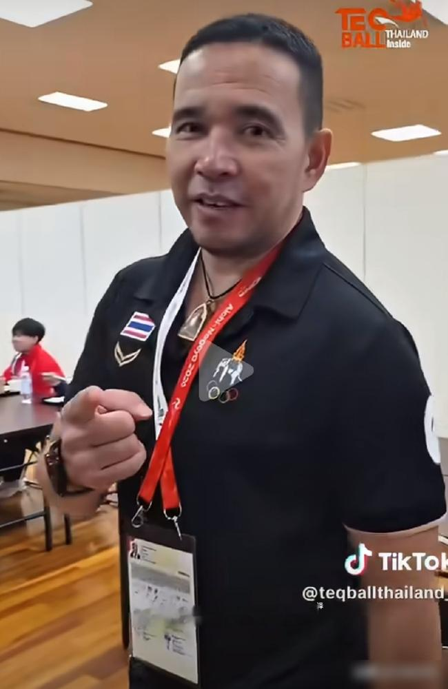 泰国运动员端着盘子傻眼了，自助餐台上全是米饭、意面、沙拉，肉少得可怜，还得等工作人员一勺一勺地盛，分量也就刚盖住盘底。名古屋亚运会这伙食，直接给整破防了。
视频一发出来，泰国队集体质疑：这是给运动员吃的？练一天消耗几千大卡，就靠碳水硬顶？对比其他大赛的自助餐，落差太大了。
有意思的是，之前传中国