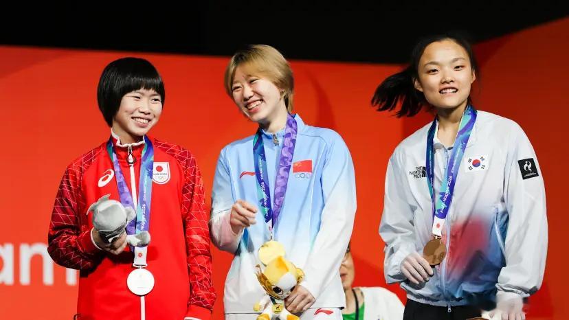 【亚运攀岩第三日】

中国队双金！
女子攀石决赛，🇨🇳 张悦彤前三条线路一路领跑，最后一条虽遗憾掉落，但仍以85分锁定金牌！🇯🇵 Ai Mori 银牌，🇰🇷 Chaehyun Seo 铜牌，🇨🇳 骆知鹭第四。
男子速度决赛，🇨🇳 储守宏以4.71秒夺金！赛后说：“我想告诉全世界，这枚金牌属于中国 ​