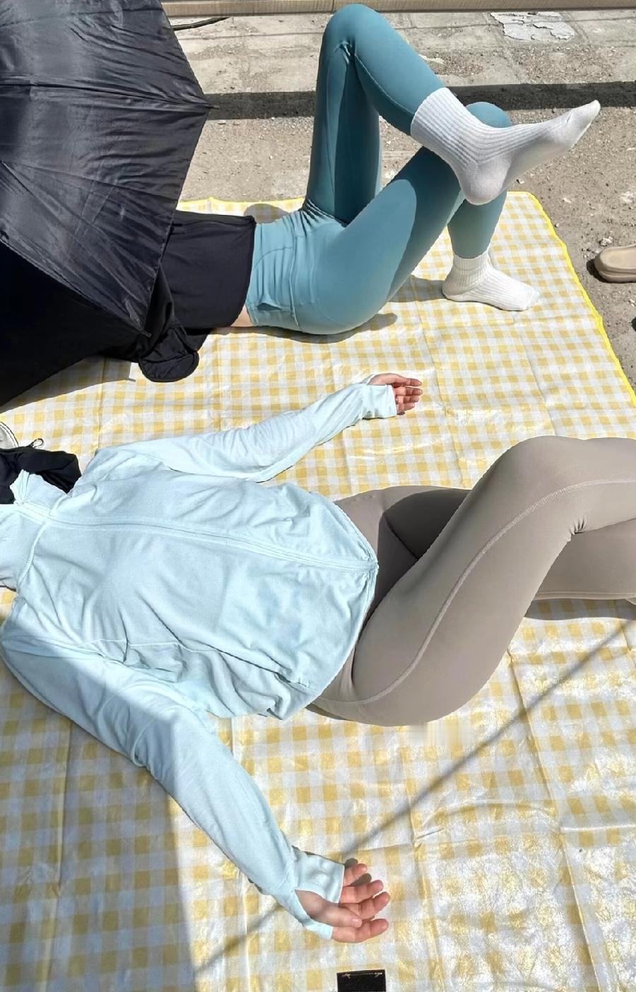 难得这么好的天气，跟好闺蜜在天台晒晒太阳，顺便做个瑜伽 不怕有人经过...