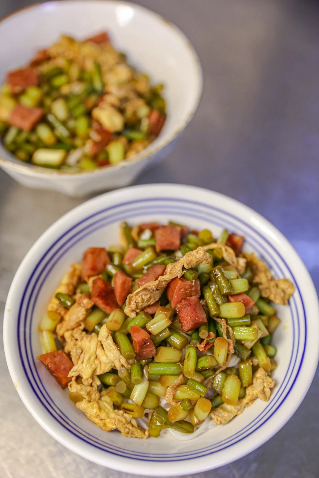 坚持做1000种面不重样（308）蒜苔火腿拌米粉