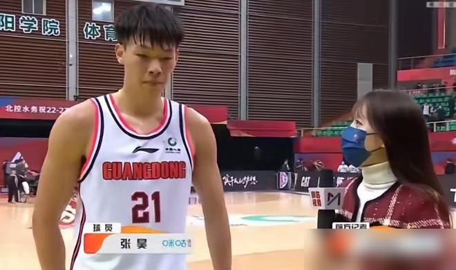 广东宏远这波操作，直接打肿了造谣者的脸。
8月30日官方公告一出，黄明依离队谣言不攻自破，人家直接续约三年。但真正让人后背发凉的，是新提拔上一队的俩小将。
中锋张家睿，212身高，218臂展。U19场均轰下13.9分12.1板，命中率接近80%，纯纯的禁区推土机。
后卫赵保乐更狠，手里攥着四个