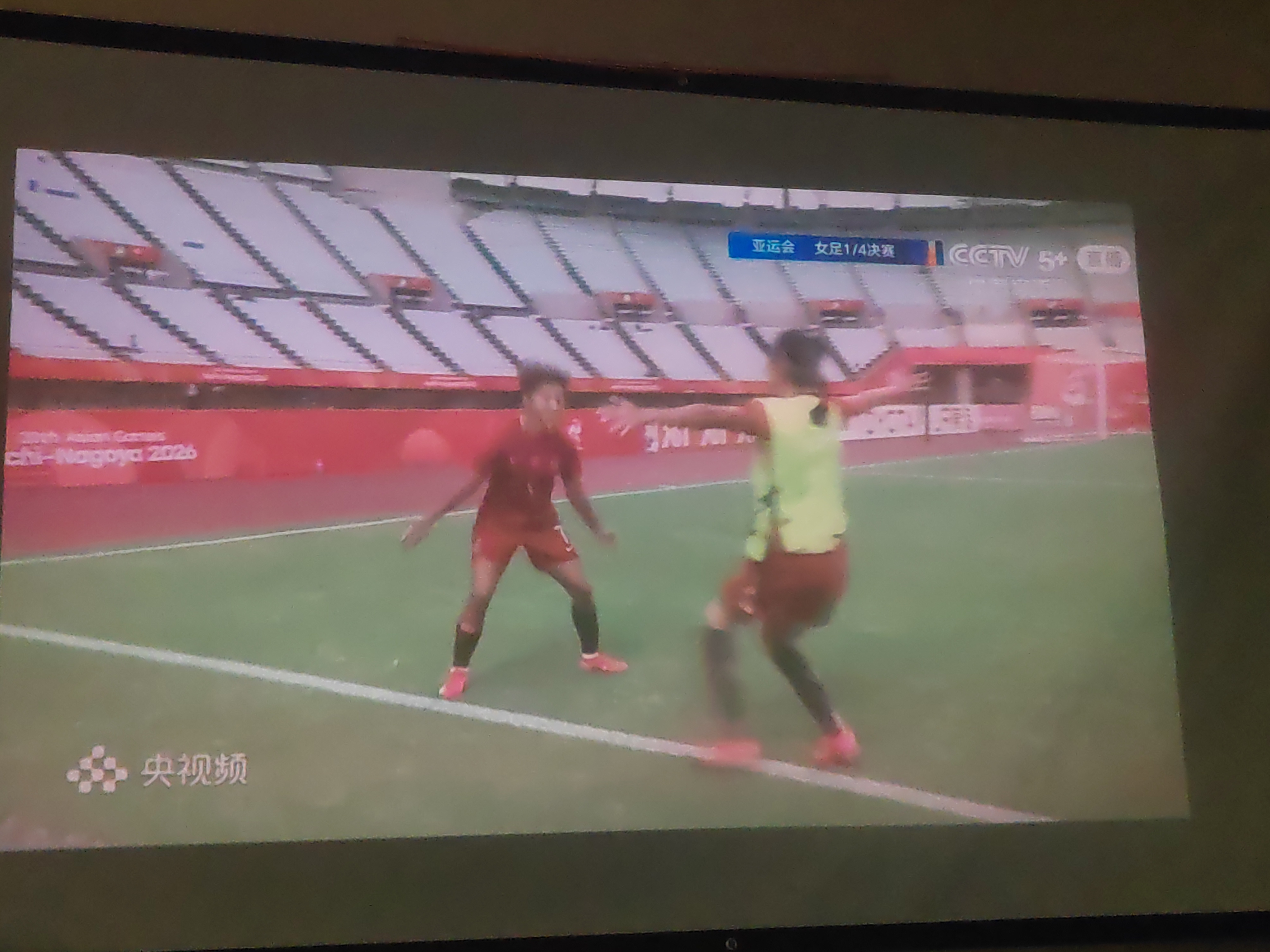 今天这场确实差点儿运气 而且明显后面有点急燥
但是越南女足干扰的确实也不错 个不高 冷不防啊

下一场踢朝鲜 张琳艳不知道能不能上 王妍雯停赛
又是一场恶战
但是依稀记得 那年我们决赛赢了韩国的赛后采访
王霜说：冲都得冲垮她们！

加油吧！女孩儿们！无论如何你们就是最棒的！[给你小心心]
 ​